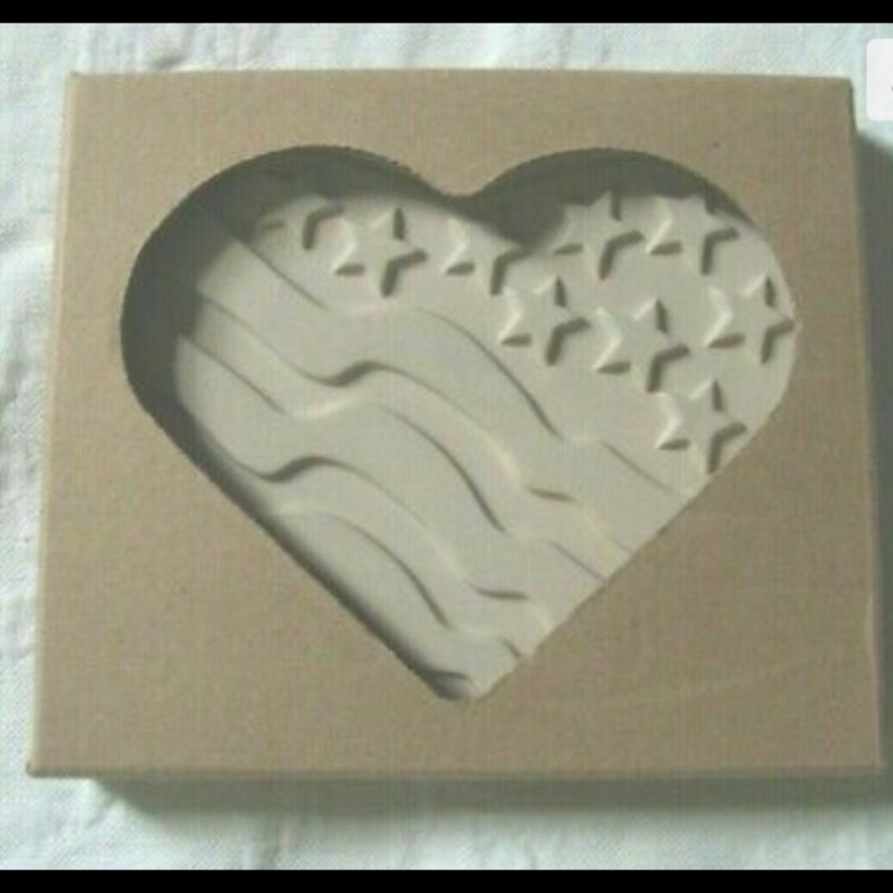 NEW/ The Pampered Chef Patriotic Heart Stoneware Mold Final Edition #2934 NIB